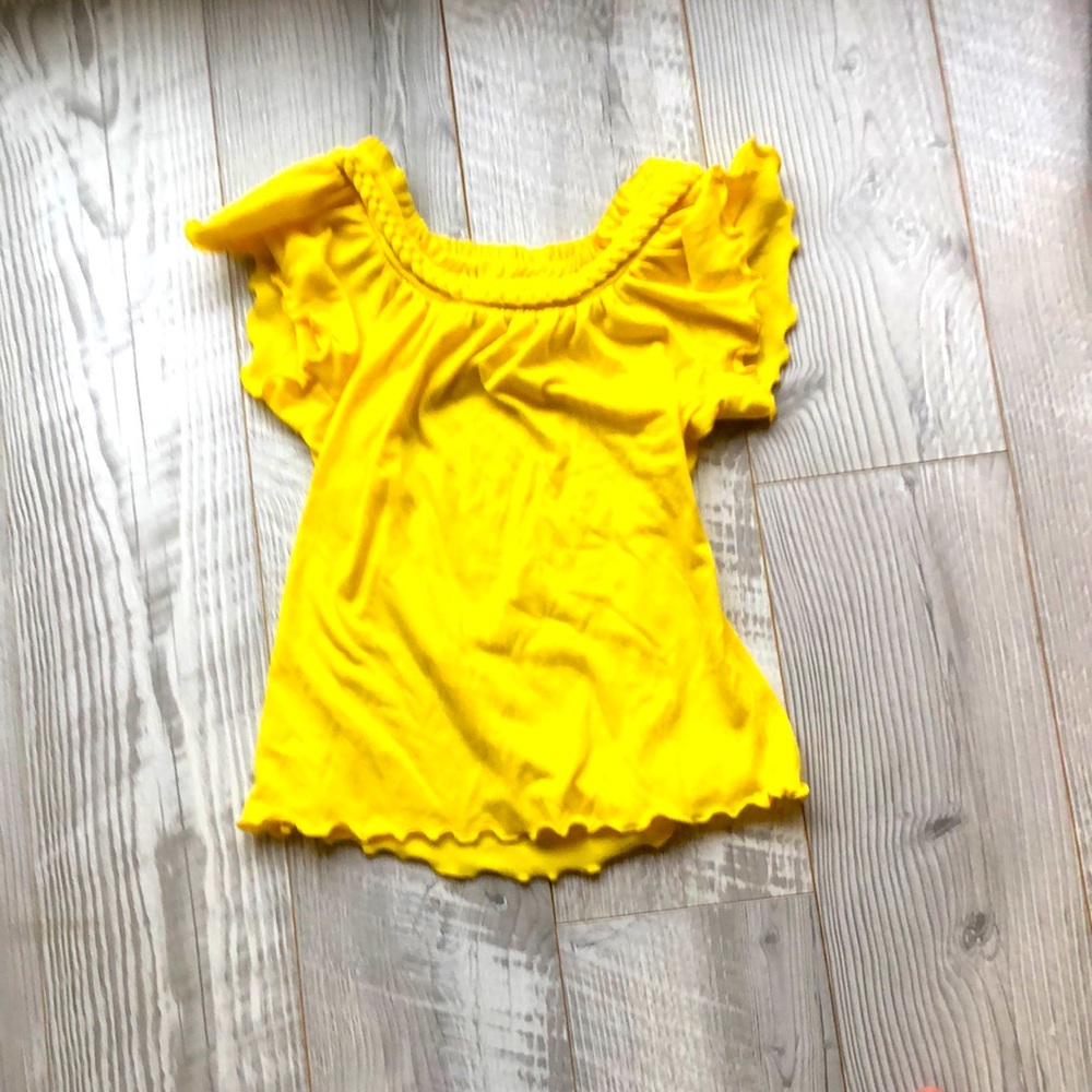 Yellow short sleeve shirt with the ruffles